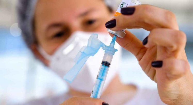 Petrolina inicia vacinação contra a COVID-19 para idosos acima de 62 anos nesta segunda-feira