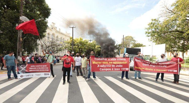 Servidores públicos protestam contra Reforma da Previdência proposta por João Campos no Recife