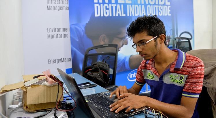 Um estagiário trabalha na empresa de start-up Hacklab.in em Bangalore. AFP PHOTO / Manjunath KIRAN