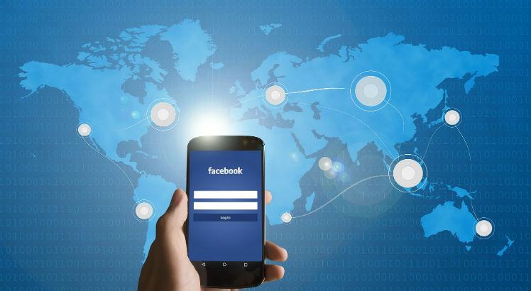 Para tentar diminuir o número de notícias falsas que circulam pelas redes, o Facebook lançou a aba 