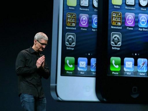 Tim Cook lançou o iPhone 5 em setembro deste ano nos EUA (AFP)