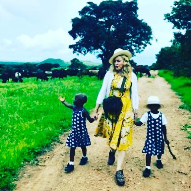 A cantora postou uma foto com as irmãs gêmeas adotadas no Malawi