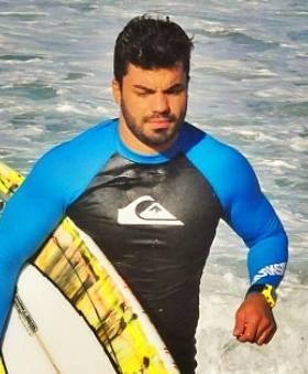 Gabriel é apaixoando pelo surfe e tenta conciliar a prática com suas atividades religiosas. (Foto: Reprodução Facebook) 