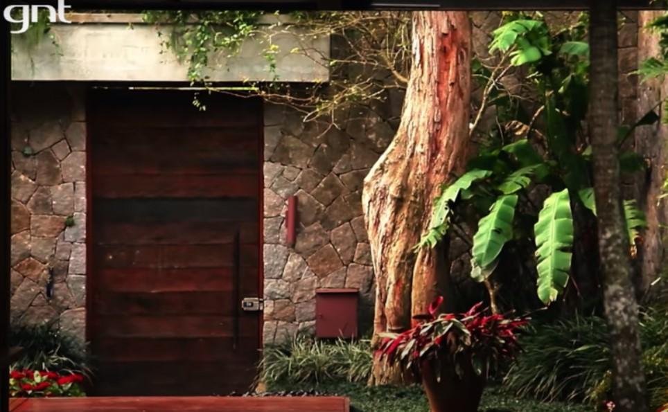 Pedro Bial mostra mansão com pau-brasil de 100 anos no jardim e sofá  avaliado em R$ 120 mil - Blog Social 1