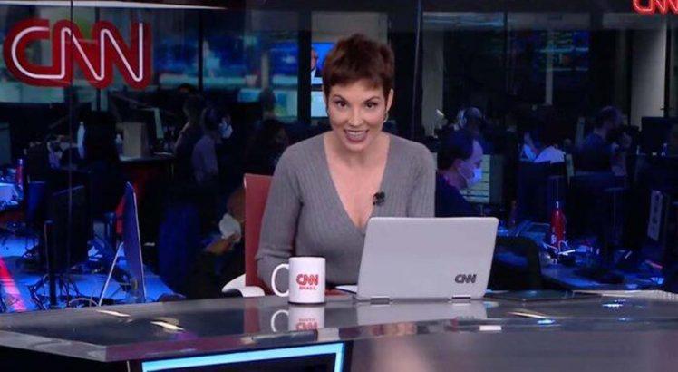Gloria Vanique comete gafe ao errar nome de jornalista ao vivo