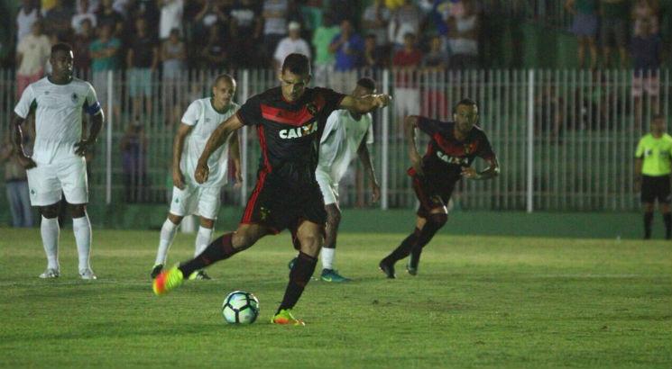Diego Souza marcou o segundo gol rubro-negro, de pênalti. Foto: Williams Aguiar/Sport