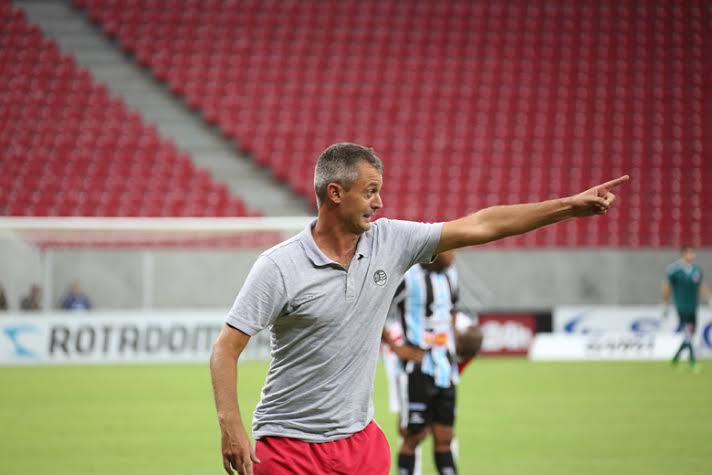 Técnico do Náutico, Lisca, aponta o caminho da vitória: time vai ser ofensivo diante do Salgueiro/Foto: JC Imagem