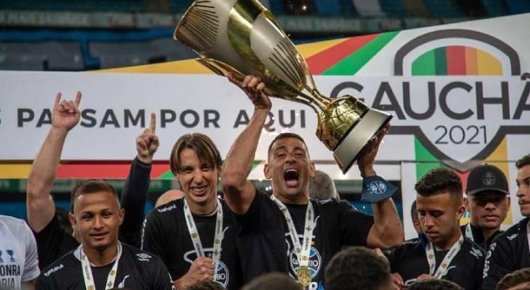 Sonho da torcida do Sport, Diego Souza brinca com Rafinha e sinaliza que pretende se aposentar no Grêmio