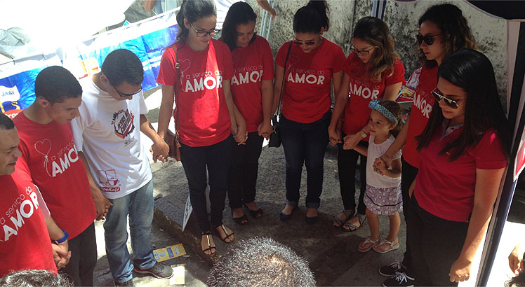 Cerca de 10 membros da Igreja em Recife oraram pelos feras no primeiro dia do Enem 2015