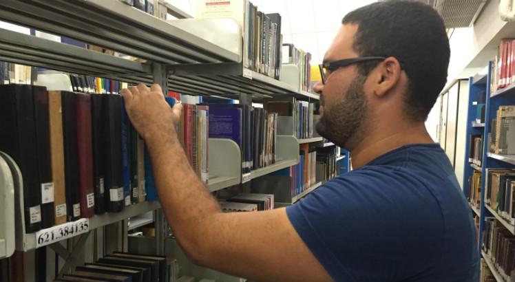 Paulo Correia recorre, também, à biblioteca do seu departamento acadêmico para estudar para o Enem. Foto: Felipe Cabral/NE10.