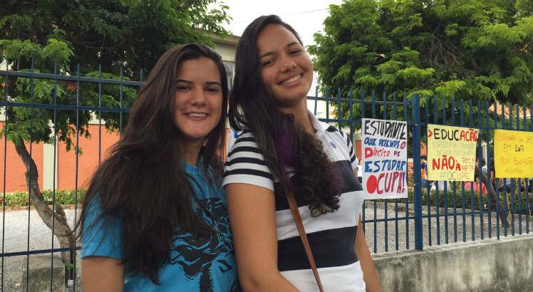 As estudantes Laura Fernandes e Dayana Silva estavam com "expectativa mil" para o segundo dia do SSA3. Foto: Luana Nova/NE10.