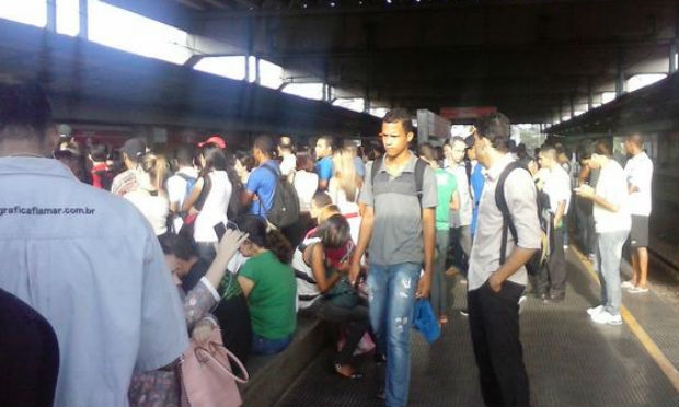 O atraso de dez minutos nos trens causaram superlotação na Estação Jaboatão. / Foto: @FNS1982 / Twitter
