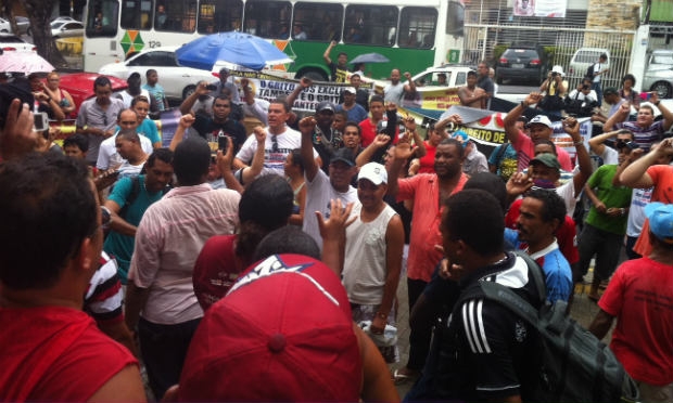 Comerciantes informais denunciam irregularidades na atuação dos fiscais da Secretaria de Mobilidade e Controle Urbano do Recife / Foto: Elvis de Lima/NE10