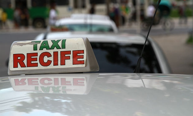 Estima-se que pelo menos 50% dos mais de seis mil taxistas do Recife tenham aderido à ferramenta / Foto: Michelle Souza/JC Imagem