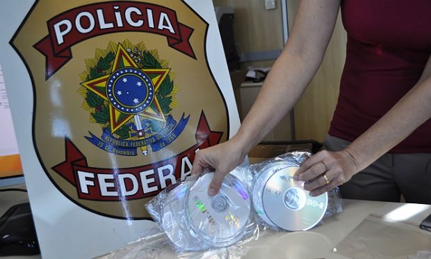 Três discos rígidos, três cartões de memória, um notebook e 11 mídias de DVDs foram apreendidos / Foto: Polícia Federal/Divulgação