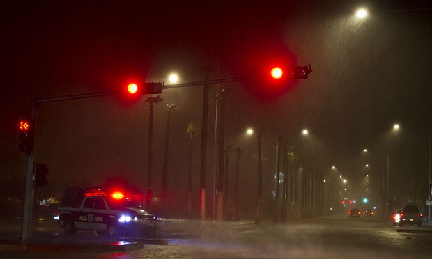 Furacão Odile provocou fortes chuvas e fez com que operações de aeroporto fossem canceladas / Foto: AFP