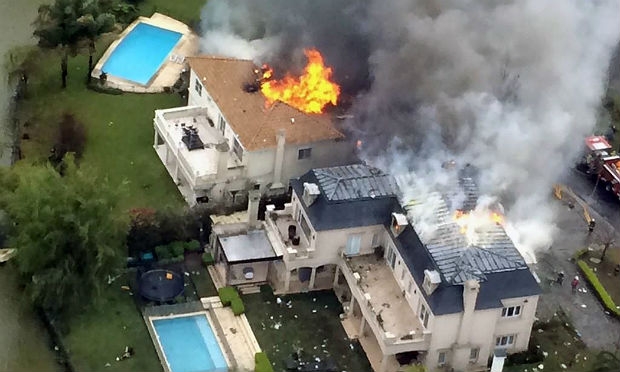 Acidente causou "a destruição total de uma propriedade e o incêndio parcial de outras duas residências vizinhas, todas vazias...", segundo o prefeito Julio Zamora / Foto: AFP
