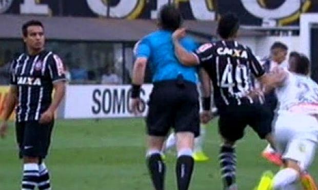 Em agosto, Petros trombou com o árbitro Raphael Claus e foi denunciado por agressão / Foto: Reprodução