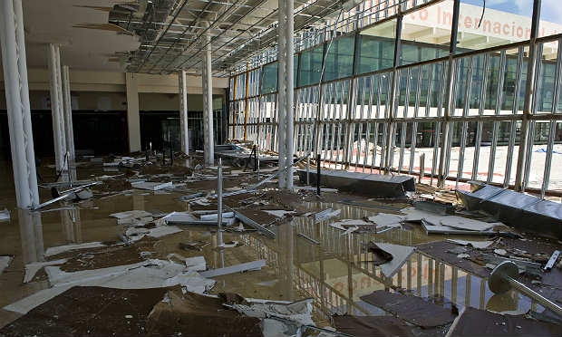 O aeroporto internacional da região sofreu danos após a passagem do furacão / Foto: AFP