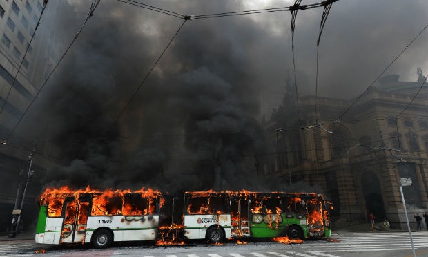 Muita confusão e ônibus incendiados perto do local de reintegração, no centro de São Paulo. / Foto:Nelson Almeida/ AFP