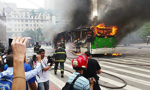 Ônibus biarticulado foi incendiado em frente ao Theatro Municipal de São Paulo durante confronto entre a PM e moradores de um prédio ocupado / Foto: UOL