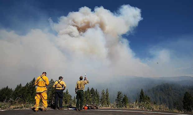 Na Califórnia, cerca de 3,6 mil casas estavam ameaçadas pelas chamas ao longo do território entre Orange County e a fronteira do Oregon / Foto: AFP