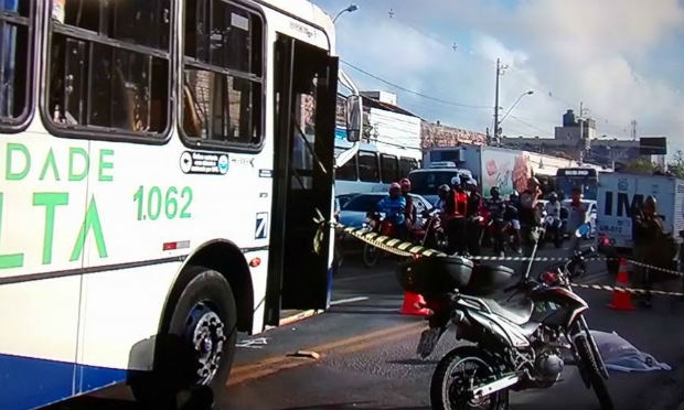 O trânsito ficou complicado na Avenida Caxangá / Foto: Reprodução - Rede Globo