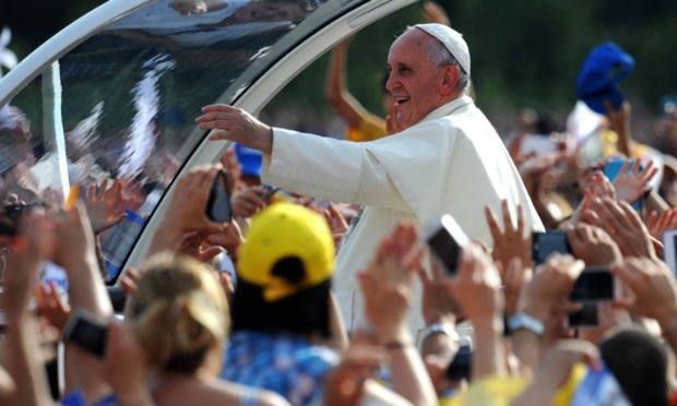 Papa Francisco percorrerá Tirana, onde permanecerá 11 horas, em um papamóvel descoberto / Foto: AFP/Arquivo