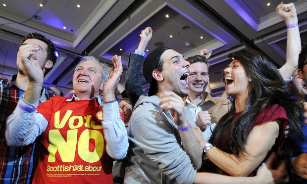 O time do  "NÃO" comemorou resultado do referendo. / Foto: Andy Buchanan/ AFP