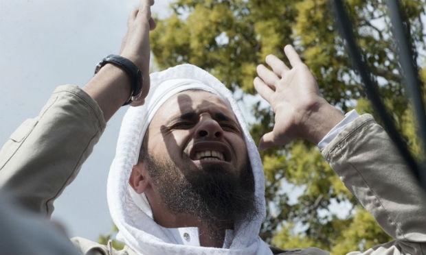 Alguns manifestantes muçulmanos se contentaram em protestar com frases como "Vocês vão para o inferno" / Foto: AFP