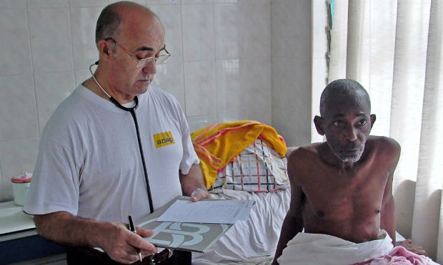 García Viejo, 69 anos, é o segundo espanhol infectado pelo vírus. Ele foi levado para o hospital Carlos III da capital espanhola / Foto: AFP