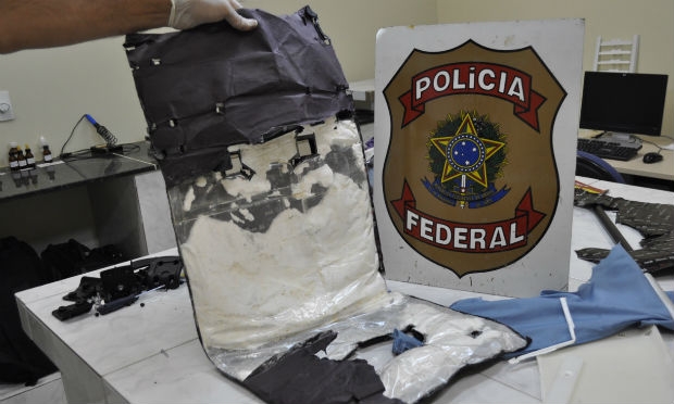 Cocaína estava escondida em um invólucro dentro da bagagem de mão da estrangeira / Foto: Polícia Federal/Divulgação