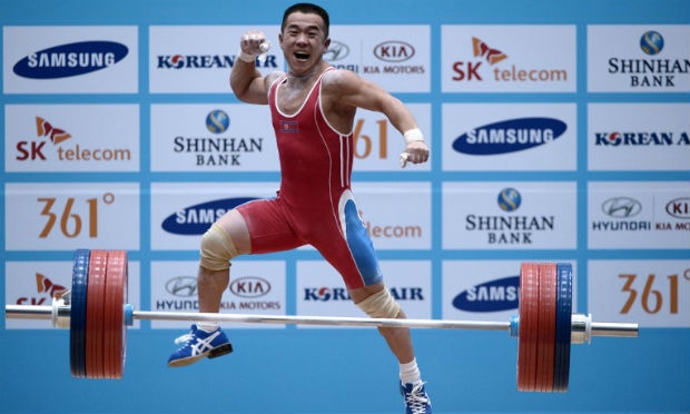 Atual campeão olímpico, Kim Jong-Un bateu no sábado o recorde mundial de dois tempos na categoria até 56 quilos / Foto: AFP