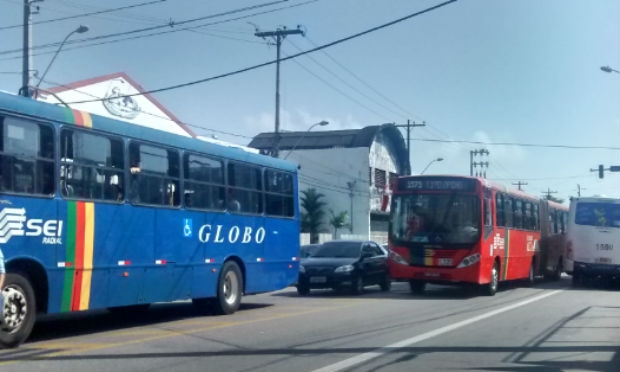 É fácil flagrar infrações, como ônibus invadindo a contramão na via.  / Foto: Lorena Barros / JC Trânsito