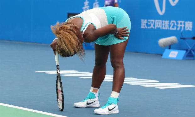 Serena pediu tratamento médico quando sacaria para fechar o primeiro set e não teve condições de voltar à quadra / Foto: AFP