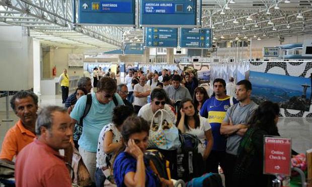 Longas filas foram formadas no check-in da empresa que informou ter dado assistência a todos os passageiros prejudicados / Foto: Agência Brasil