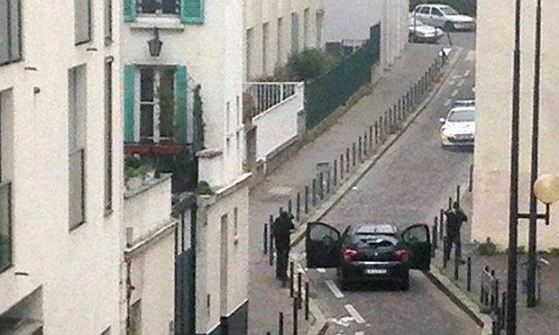 Imagem dos dois atiradores momentos antes de invadirem a sede da revista Charlie Hebdo / Foto: AFP