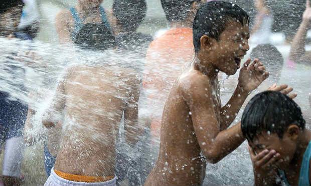 Consumo de água aumenta no verão, segundo a Compesa / Foto: AFP
