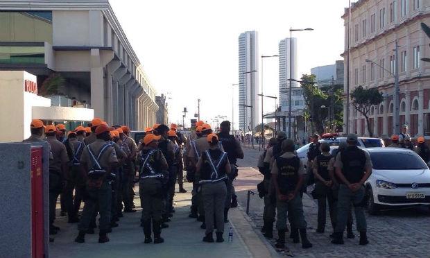 Primeiros policiais já se encontram fazendo ronda no Recife Antigo.  / Foto: NE10