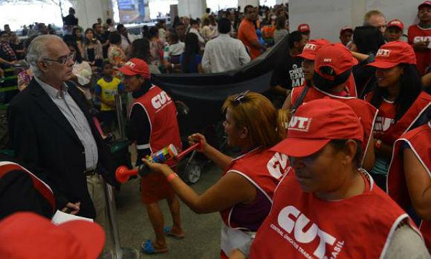 Trabalhadores pedem aumento de 8,5% nos salários e benefícios, além de melhores condições de trabalho / Foto: Agência Brasil