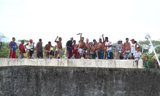 Presos subiram nos pavilhões com armas brancas em punho / Foto: Sérgio Bernardo/JC Imagem