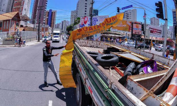 Foram retirados 51.269 faixas, banners e bandeirolas de propagandas irregulares retirados de postes e árvores / Foto: Daniel Tavares/PCR