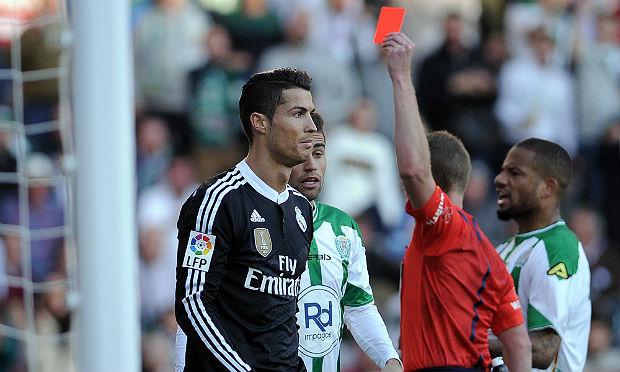 Cristiano Ronaldo deu um pontapé no zagueiro brasileiro Edimar, acertou um soco em Rossi, foi expulso e teve que assistir a virada do Real nos vestiários / Foto: AFP
