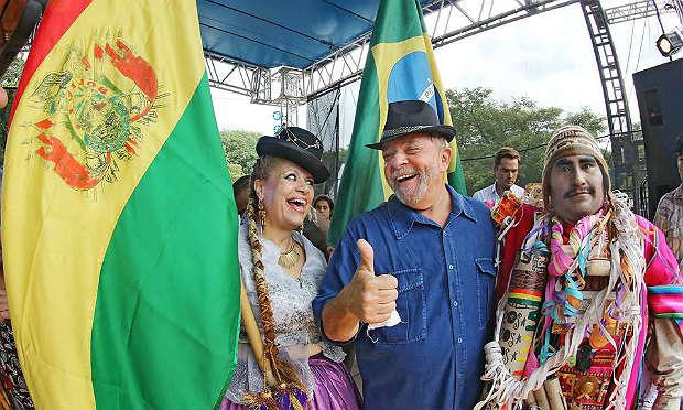 Ex-presidente posou para fotos, pregou por maior integração do Mercosul e pediu um "viva" para Evo Morales, que se reelegeu pela terceira vez na Bolívia / Foto: Facebook/Reprodução