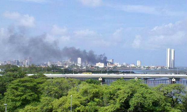 Fumaça pode ser vista da Zona Sul do Recife / Foto: @EELOY/Twitter
