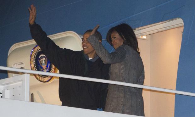 Na foto, embarque do casal Obama para a Índia / Foto: AFP