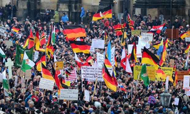 Manifestantes se unem contra o islã em Dresden, leste da Alemanha / Foto: AFP