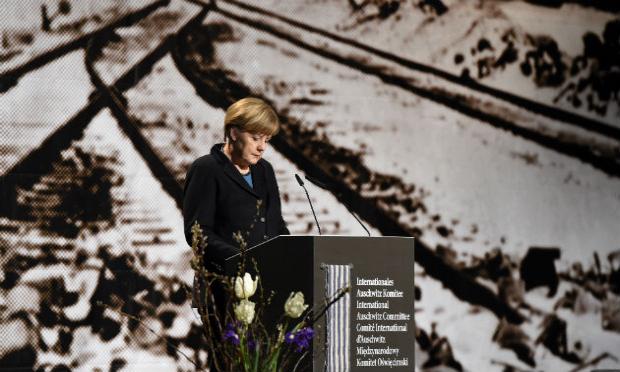 Merkel discursou durante comemoração dos 70 anos da libertação de prisioneiros de Auschwitz. / Foto: Tobias Schwarz / AFP