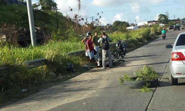 Duas motos se envolveram em acidente próximo ao retorno do Ibura, Zona Sul do Recife / Foto:  @jloreto/Twitter