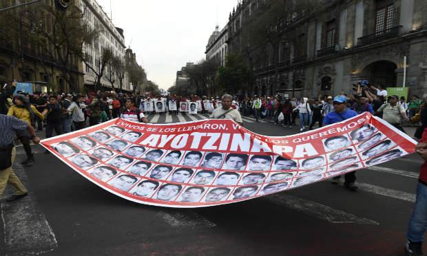 Nas ruas, os mexicanos lembraram os jovens desaparecidos / Foto: AFP